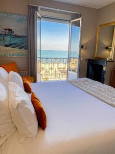 阿卡雄格兰德酒店的一间卧室设有一张床,享有海景
