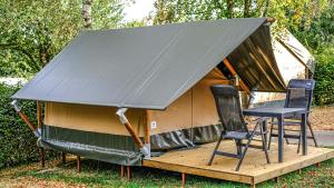 贝尔多夫Safari tent XS的凉亭配有两把椅子和帐篷