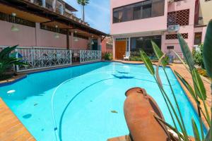马普托Casa Quimera的房屋中间的游泳池