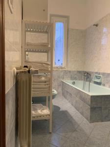 卡拉拉Ca' ToscaLina的一间带双层床和浴缸的浴室