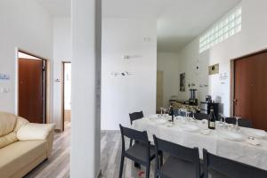 卡萨拉诺Villa Amaltea by BarbarHouse的用餐室配有桌椅和沙发