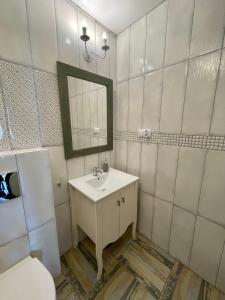 加茨比亚格拉Ośrodek Promenada- Faleza的一间带水槽、镜子和卫生间的浴室