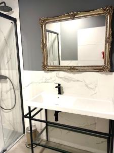 毕尔巴鄂Lauramer Casco Viejo的浴室设有白色水槽和镜子