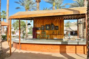 沙姆沙伊赫Seti Sharm Palm Beach Resort Families and couples only的棕榈树公园中间的一个售货亭