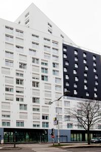 巴涅奥莱Séjours & Affaires Paris Bagnolet的一条城市街道上的白色大建筑