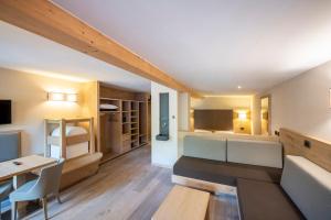 维哥迪法萨Design & Suite Hotel Ciarnadoi的小房间设有一张床、一张桌子和一张桌子