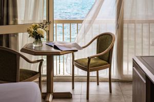 斯利马外交官酒店的一张桌子,两把椅子和花瓶