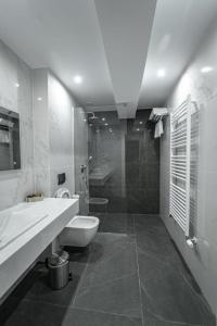 巴克乌Caprice Complex的一间带水槽、卫生间和淋浴的浴室
