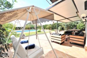 La CabanetaHermosa casa de vacaciones CA NA MALEN的一个带秋千和游泳池的庭院