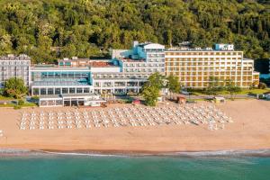 金沙GRIFID Encanto Beach Hotel - MediSPA, Ultra All Inclusive & Private Beach的享有海滩空中美景的酒店