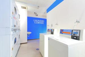 东京MYSTAYS 浅草酒店的一间带洗衣机的实验室