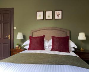 阿勒浦Ardvreck House的一间卧室配有一张带红色枕头的大床