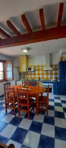 莫拉塔利亚Casa Levante - Casa Rural Los Cuatro Vientos的厨房配有木桌和椅子