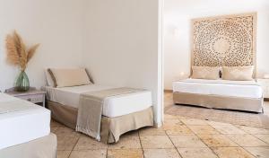 维拉西米乌斯卡波博伊法肯斯特诺度假酒店的一间带两张床的卧室,铺有瓷砖地板。