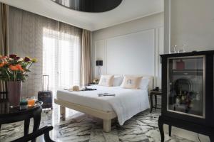 陶尔米纳都市之家酒店的卧室设有白色的床和大窗户