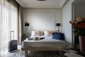 陶尔米纳都市之家酒店的一间卧室,配有一张蓝色袋子的床