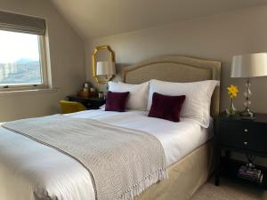 阿勒浦Ardvreck House的卧室配有一张带两个枕头的大白色床