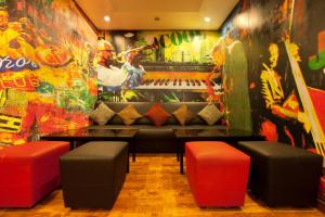 新德里红狐狸酒店，东德里 的一间配有沙发和涂鸦墙的房间