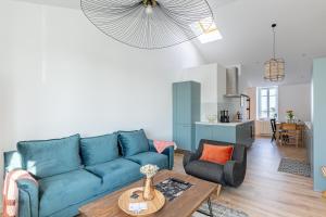 卡朗泰克Sieck - Joli Appartement Vue mer的客厅配有蓝色的沙发和桌子
