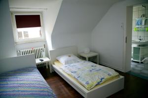 埃森霍夫曼酒店的一间小卧室,配有床和窗户