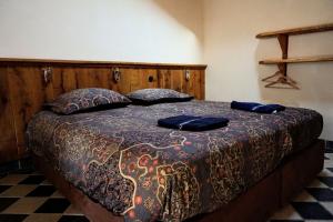 乌登科森霍夫旅舍的一张位于房间的床,上面有两个蓝色的枕头
