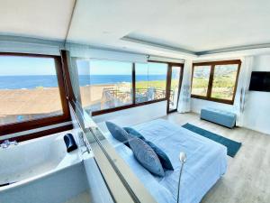 拉奥罗塔瓦Bollullo Paradise的一间卧室配有一张床,享有海景