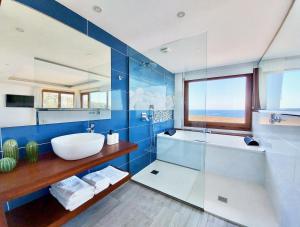 拉奥罗塔瓦Bollullo Paradise的带浴缸、水槽和镜子的浴室