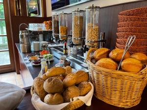 摩泽尔河畔的泽尔Hotel garni "Café im Hamm"的柜台上一篮子里的一束面包