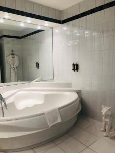 Bresson沙凡特餐厅酒店的浴室设有白色浴缸及镜子