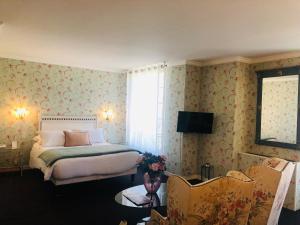 Bresson沙凡特餐厅酒店的一间卧室,配有一张床和花瓶