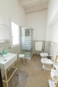 卡布拉斯Civico 47的浴室配有2个盥洗盆、卫生间和淋浴。