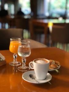 林肯Mestizo Hotel的桌上一杯咖啡和一杯橙汁