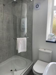 里斯阿尔克勒斯德乡村旅馆的带淋浴、卫生间和盥洗盆的浴室