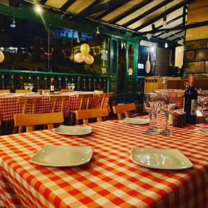 蒙圭Hotel Calicanto Real Cafe Museo的餐厅的一张桌子,上面有红白的桌布