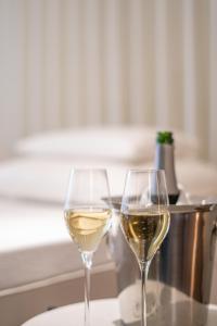 巴特莱辛哈尔加勒里酒店的桌子上坐着两杯白葡萄酒
