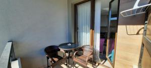 兹拉蒂博尔apartment zlatibor的小阳台上配有桌椅。