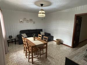 拉拉古纳Casa Candelaria的客厅配有桌子和沙发