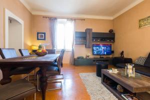 扎达尔布里斯托尔美景三卧室豪华公寓的客厅配有桌子和电视