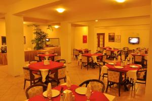 Koycegiz考诺斯酒店 的餐厅配有桌椅和红色桌布
