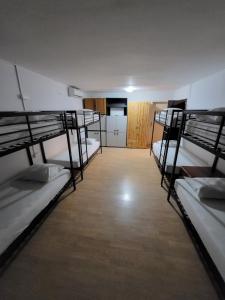 杜布罗夫尼克Hostel Hakuna Matata的带三张双层床和厨房的客房