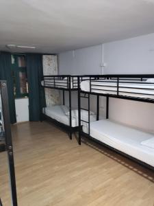 杜布罗夫尼克Hostel Hakuna Matata的一间设有三张双层床的客房
