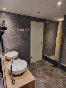 杜布罗夫尼克Hostel Hakuna Matata的一间带水槽和镜子的浴室