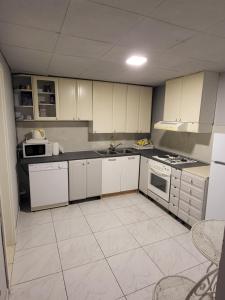 杜布罗夫尼克Hostel Hakuna Matata的厨房配有白色橱柜和白色家电