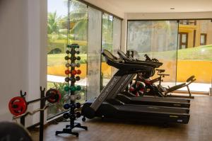 皮帕琵琶湖酒店 的一间带跑步机的健身房
