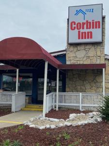 科尔宾Corbin Inn的一座标有科尔宾旅馆标志的建筑