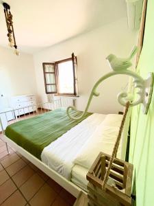 CollemezzanoPodere al Fico B&B的一间带床的卧室,位于带窗户的房间内