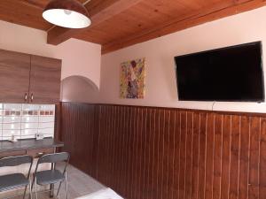 博加奇Egniss Apartman的客厅的墙上配有平面电视。