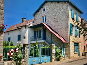维勒塞瑟尔Manoir Saint-Pierre的街上有蓝色门的房子