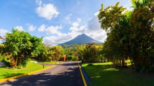 福尔图纳Arenal Paraiso Resort Spa & Thermo Mineral Hot Springs的远处享有山脉景色的道路