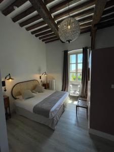 萨里索伦札拉萨里索伦札拉酒店的一间卧室设有一张大床和一个大窗户